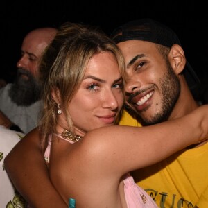 Giovanna Ewbank posa com Hugo Glossa na festa