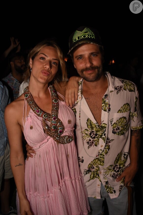 Bruno Gagliasso e Giovanna Ewbank escolheram looks descontraídos para a festa Benção