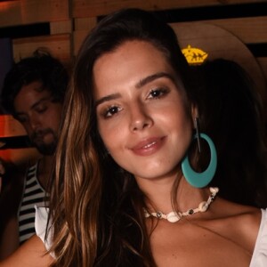 Solteira, Giovanna Lancellotti combinou saia longa com top cropped branco