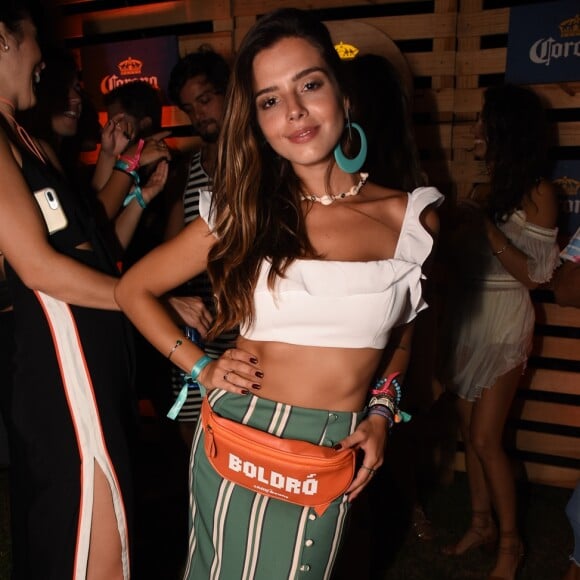 Solteira, Giovanna Lancellotti combinou saia longa com top cropped branco