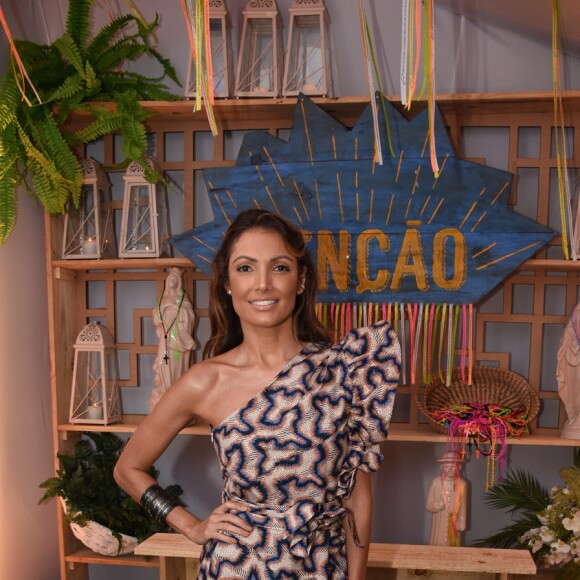 Patricia Poeta apostou em um vestido de um ombro só