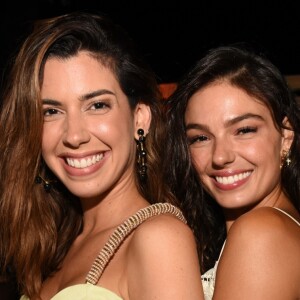 Isis Valverde posou com a digital influencer Camila Coutinho