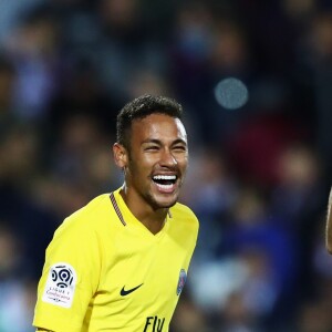 De folga no Paris Saint-Germain, Neymar está se divertindo no Brasil com amigos