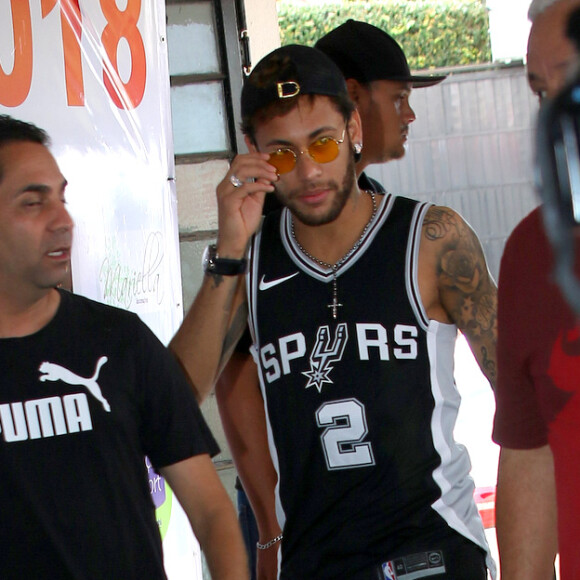 Neymar se divertiu com amigos em show de Thiaguinho na Península de Maraú