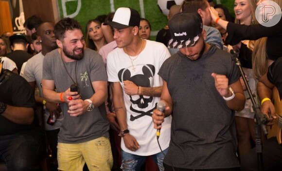 Neymar também mostrou sua habilidade como dançarino no palco do show 'Tardezinha'