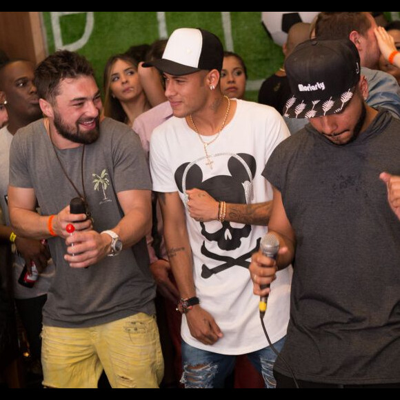 Neymar também mostrou sua habilidade como dançarino no palco do show 'Tardezinha'