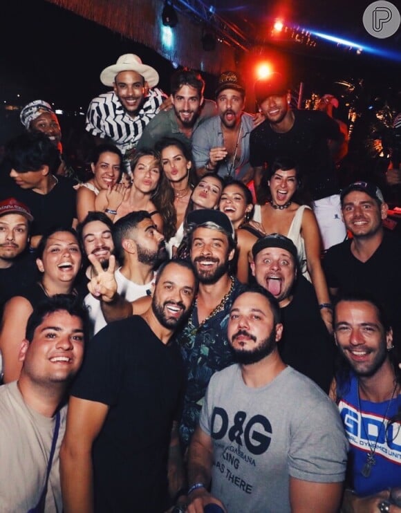 Neymar e Bruna Marquezine posam com amigos na festa Borogodó