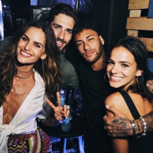 Neymar e Bruna Marquezine posam com a top model Izabel Goulart e Kevin