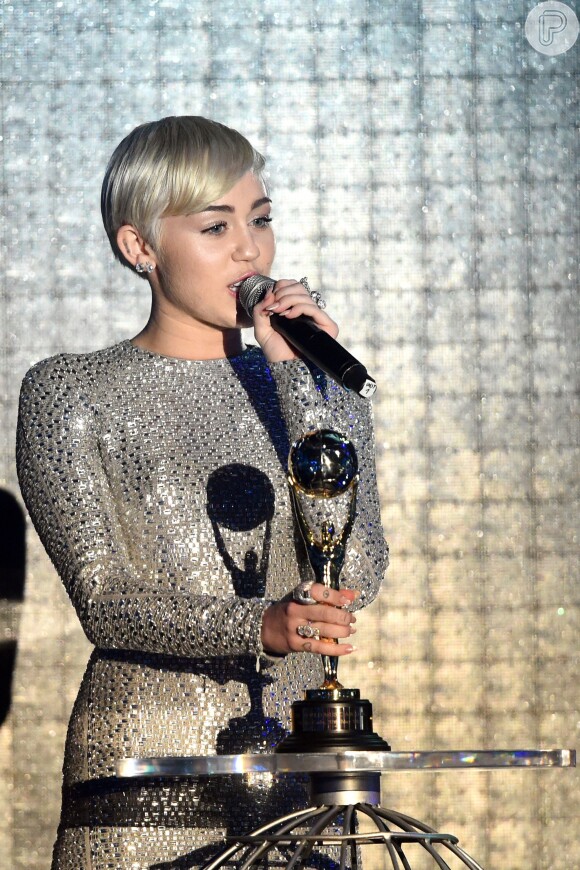 Miley Cyrus leva o troféu de Melhor Cantora no World Music Awards 2014