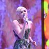 Miley Cyrus faz performance dramática com look comportado no World Music Awards 2014 , em 27 de maio de 2014