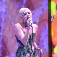 Miley Cyrus se apresenta com vestido comportado no World Music Awards 2014