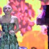 Miley Cyrus veste Giambattista Valli no World Music Awards 2014
