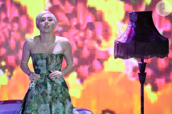 Miley Cyrus veste Giambattista Valli no World Music Awards 2014