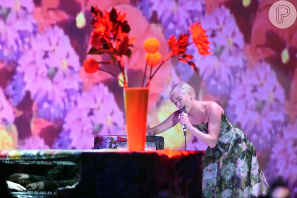 Miley Cyrus canta 'Wrecking Ball' no World Music Awards 2014