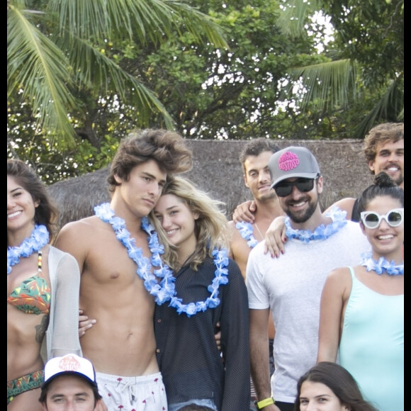 Sasha Meneghel e Bruno Montaleone usaram colares havaianos no evento