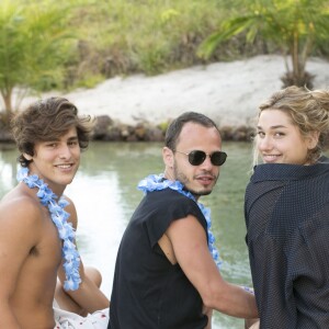 Sasha Meneghel e Bruno Montaleone posam para foto com Fabinho Cal, amigo do casal