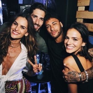 Bruna Marquezine e Neymar se divertiram entre amigos, como Izabel Goulart, na festa