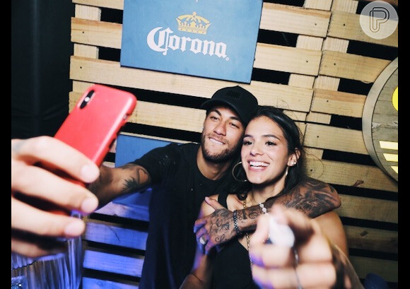Bruna Marquezine posaram fazendo selfie durante a festa