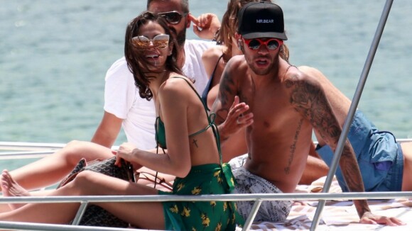 Bruna Marquezine passeia de barco com Neymar e o filho dele, Davi Lucca. Vídeo!
