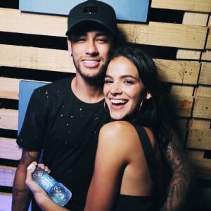 Bruna Marquezine e Neymar posaram aos beijos na festa Borogodó, em Fernando de Noronha