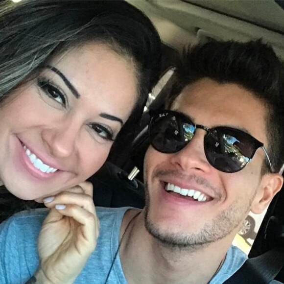 Arthur Aguiar e Mayra Cardi receberam críticas pela pressa em oficializar o relacionamento
