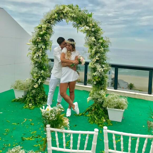 Arthur Aguiar e Mayra Cardi se casaram em uma cerimônia surpresa