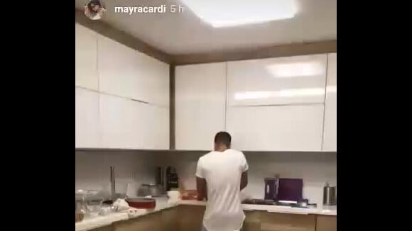 Mayra Cardi mostra o marido, Arthur Aguiar, cozinhando, em 31 de dezembro de 2017