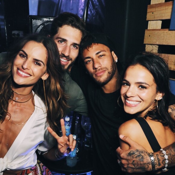 Bruna Marquezine e Neymar posam com Izabel Goulart em festa