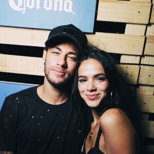 Bruna Marquezine posa com Neymar em festa