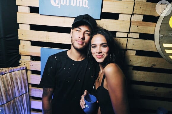 Bruna Marquezine posa com Neymar em festa
