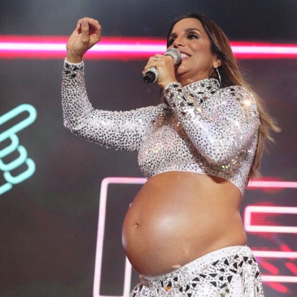 'O importante é que eu sou belíssima e quando movimento o meu corpo, também belíssimo, eu fico estonteante no palco', disparou Ivete Sangalo