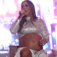 Ivete Sangalo faz show sentada aos 7 meses de gravidez: 'Barriga pesada'. Fotos!