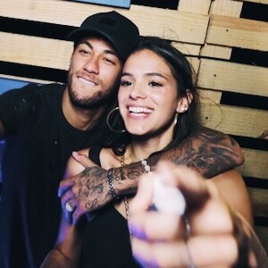 Bruna Marquezine e Neymar assumiram a reconciliação em uma festa em Fernando de Noronha