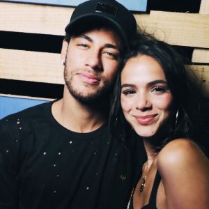 Bruna Marquezine e Neymar foram fotografados aos beijos em festa de Réveillon em Fernando de Noronha. Veja abaixo!