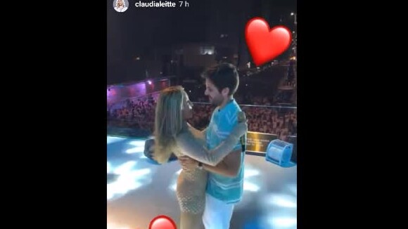 Claudia Leitte beija marido, Márcio Pedreira, em show de réveillon em SP. Vídeo!
