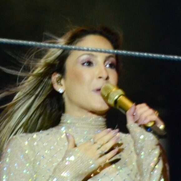 Claudia Leitte por pouco não 'perdeu' a chegada de 2018 ao começar seu show com 20 minutos de atraso após problemas técnicos