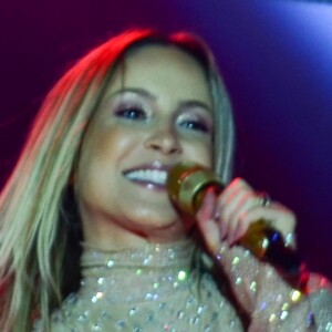 Claudia Leitte quase perdeu a contagem regressiva para a chegada de 2018 ao fazer show na Avenida Paulista, em São Paulo