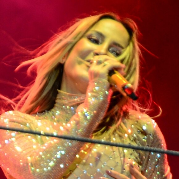 Claudia Leitte usou vestidinho curto para comemorar a chegada de 2018