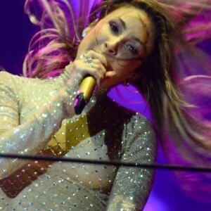 Claudia Leitte contou como dribla os efeitos da TPM: 'Frigobar no banheiro'