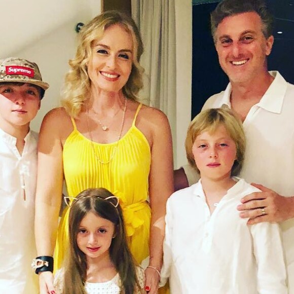 Luciano Huck e Angélica reuniram os filhos, Joaquim, Eva e Benício, para celebrarem o réveillon em iate de quatro andares