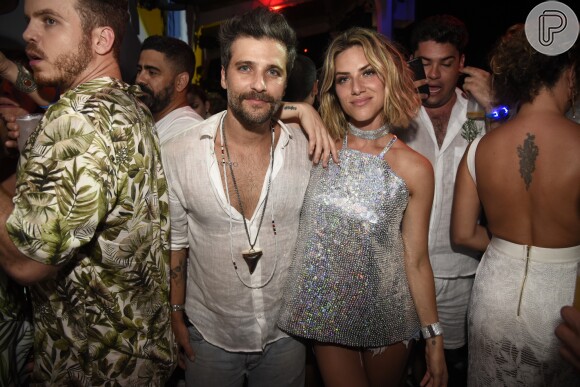 Além do vestido superousado, Giovanna Ewbank usou blusa brilhosa em início de festa em Fernando de Noronha