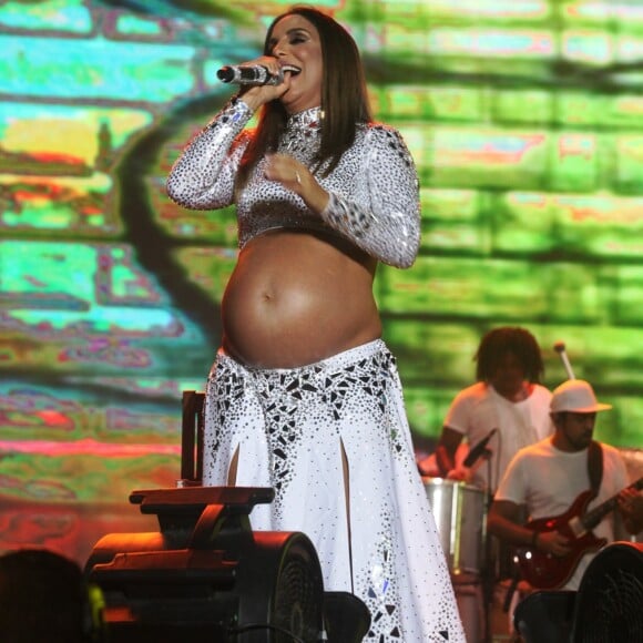 Ivete Sangalo escolheu look brilhoso composto por cropped e saia fendada para seu  show no Réveillon de Salvador, o último antes do nascimento das filhas gêmeas