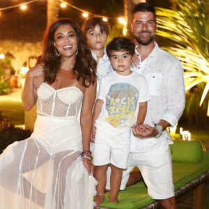 Juliana Paes curtiu o Réveillon da John John com o marido, Carlos Eduardo Baptista, e os filhos, Pedro, de 6 anos, e Antonio, de 4