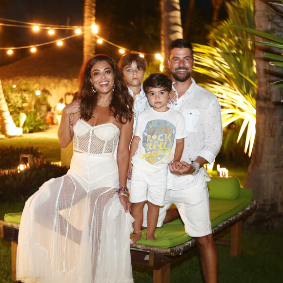 Juliana Paes curtiu o Réveillon da John John com o marido, Carlos Eduardo Baptista, e os filhos, Pedro, de 6 anos, e Antonio, de 4