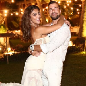 Juliana Paes foi fotografada com o marido, Carlos Eduardo Baptista, no Réveillon em Jericoacoara, no Ceará