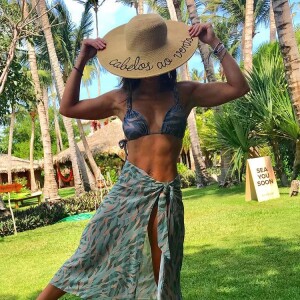 Juliana Paes exibiu o abdomên sarado em viagem por Jericoacara