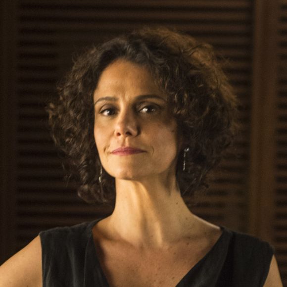 Mãe de Lica (Manoela Aliperti), Marta (Malu Galli) estranha a presença de Samantha (Giovanna Grigio) em sua casa, na novela 'Malhação: Viva a Diferença'