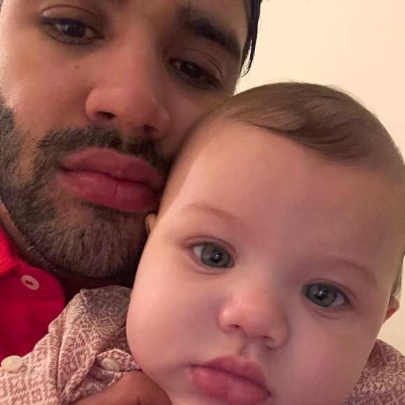 O pequeno Gabriel, filho do cantor e Andressa Suita, não notou que se tratava de um bannner do pai