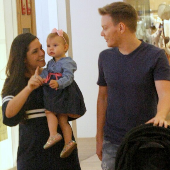 Michel Teló e Thais Fersoza passaram a virada na capital fluminense por conta do trabalho