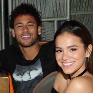 'Quando vi, já estava nos teus braços... Te amo, pretinha', escreveu Neymar para Bruna Marquezine no Instagram